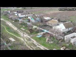 В этих дома было выявлено скопление л/с противника, численностью до 12 человек. Операторам фпв дронов такой расклад не понравилс