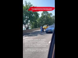 Посреди оживленной трассы Сочи — Адлер заметили женщину с коляской и ребенком.    По словам очевидцев, ребенок... (видео)