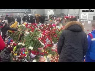 Сотни москвичей и жителей Подмосковья второй день подряд приезжают к стихийному мемориалу возле “Кро