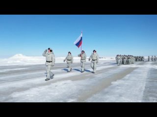 Военнослужащие арктической базы СФ прошли торжественным маршем в честь 79-й годовщины Победы в Великой Отечественной войне