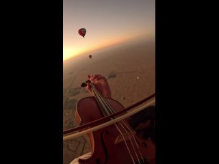 ОАЭ 🇦🇪, Красивая игра на скрипке в небе над бескрайней пустыней Дубая 🤩