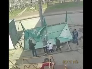 В Омске палатка рухнула на проходящую мимо женщину: На улице Ватутина произошел несчастный случай с одной из местных жительниц.