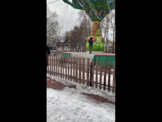 Подростки в парке Жуково катаются на не рабочем аттракционе