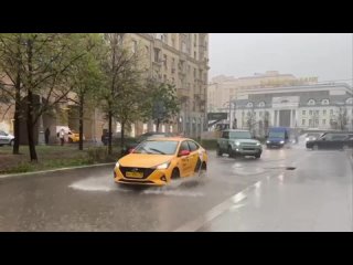 в столице и Подмосковье начались потопы из-за сильного ливня. 5