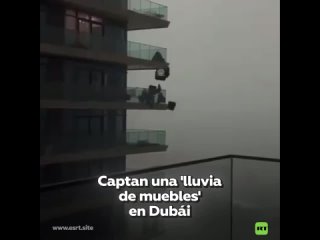Muebles vuelan por los aires en medio de una tormenta en Dubái