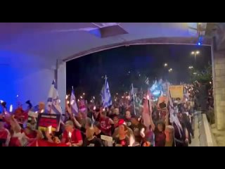 Видео: 🇮🇱 В Израиле на фоне последних действий правительства Нетаньяху начались новые массовые протесты

Демонстранты попытались