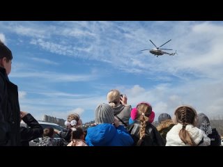 Во время экскурсии дети увидели приземление вертолета Ми-8 МЧС России