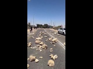 Израильские поселенцы блокируют дорогу камнями перед грузовиками с гуманитарной помощью, направляющимися в Газу