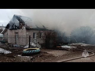 Сейчас пожарные МЧС России ликвидируют страшный пожар в городе Ярцево Смоленской области. Огонь вспыхнул в двухквартирном жилом