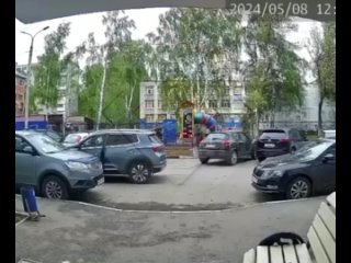 Сегодня днём во дворе дома на улице Комсомольская, 165 автомобиль сбил ребёнка34-летний мужчина за рулём Chery Tiggo сбил 10