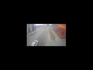 Водитель легковушки чуть не сбил толпу пешеходов в Южно-Сахалинске 😱

На пересечении улиц Вокзальной и Сахалинской произошло ДТП