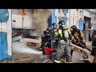 ️ ️ ️ ️ ️ ️Дополнительные кадры с тушения пожара складских помещений в Чите