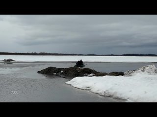 С риском для жизни - жители Колпашевского района переходят реку по льду, нарушая правила безопасности