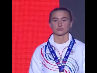 Во время награждения победительницы чемпионата Европы по боксу Юлии Чумгалаковой, выключили наш гимн, она и болельщики спели его