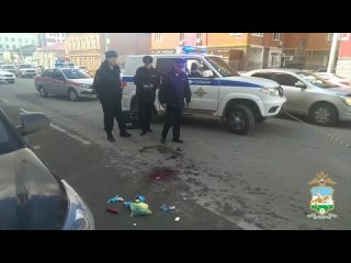 В Уфе утром мужчина ранил ножом двух полицейских и себя самого.