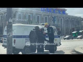 В центре Екатеринбурга дежурят силовики. Мужчины в касках и бронежилетах проверяют прохожих с большими сумками