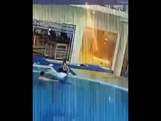 В Адыгее уборщица спа-центра спасла тонувшего в бассейне ребенка.