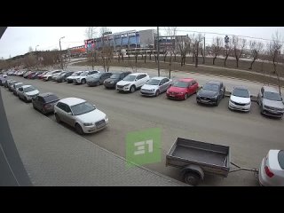 В Челябинске 19-летняя пьяная телка на Porsche Cayenne разбила 10 автомобилей.   Всего в машине находились трое человек, которые