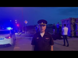 Сотрудники полиции работают на месте дорожно-транспортного происшествия в Волжском районе