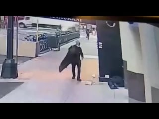 Осторожно Новости - Мужик хотел накрыть своей курткой чернокожего бомжа, которого он увидел на улице.А тот его избил и ограбил
