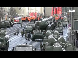 Военная техника прибывает на Красную площадь в Москве, где в 10:00 начнётся парад в честь Дня Победы