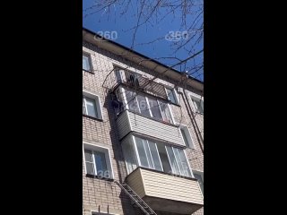 Мужик спас девочку, которая вышла на балкон на 4 этаже и могла упасть