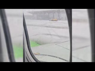 Обстановка в аэропорту Пулково во время апрельского снегопада: взлётная полоса в сугробах, работает снегоуборочная техника