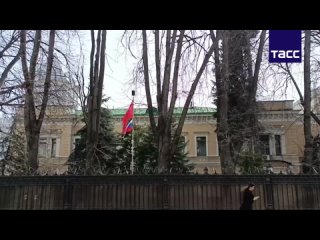 Флаг РФ и Знамя Победы подняты на территории посольства Украины в Москве