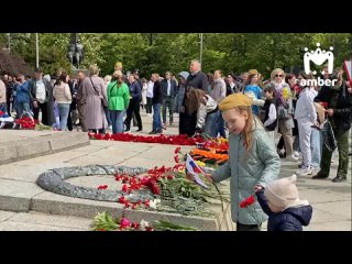 Маленькая девочка вместе с семьёй пришла к мемориалу 1200 гвардейцам после парада, чтобы возложить цветы