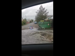 Ливень и фонтаны из-под земли: в Оренбурге вода затопила улицу Полтавскую