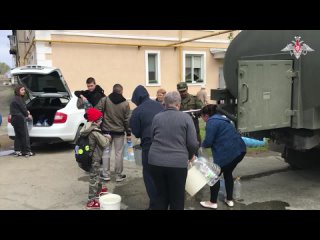 Военнослужащие Ясненского ракетного соединения продолжают снабжать питьевой водой жителей пострадавших районов Оренбуржья