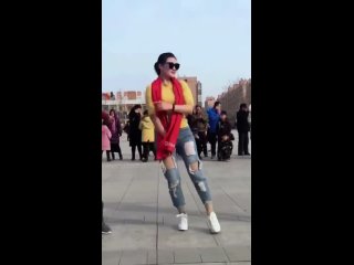 ♫♪ 🎶💃ТАНЦУЕТ💃КРАСОТКА 🔝💘💃ЦинЦин🔔♪ Суунун Боюнда ♪ Поёт киргизский мальчик