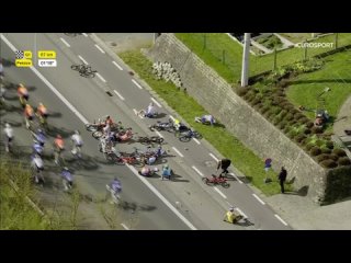 Массовый завал на Dwars door Vlaanderen, Ваут Ван Арт, Яспер Стёйвен и Микеле Гаццоли сходят с гонки