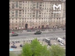 Первая дневная репетиция парада Победы, техника движется к Красной площади.