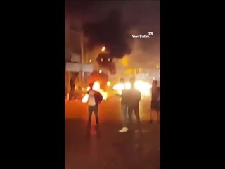 🇹🇷 Esta noche se produgeron disturbios en las ciudades turcas de Adana, Hakkari y Estambul. Las fuerzas de seguridad están repri