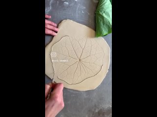 This ceramic leaf bowl.