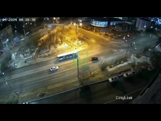 Ночью на перекрёстке Карла Маркса — Папанина автомобиль на большой скорости врезался в автобус