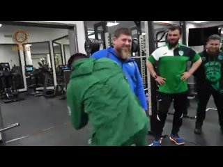 Кадыров показал свои занятия в спортзале
