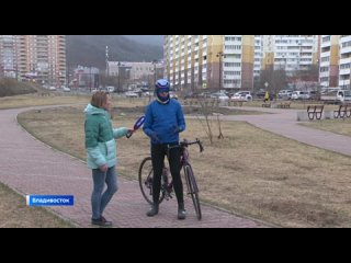 На острове Русский на участке от мыса Ахлестышева до кампуса ДВФУ полным ходом идут работы по строительству новой велодорожки. Е