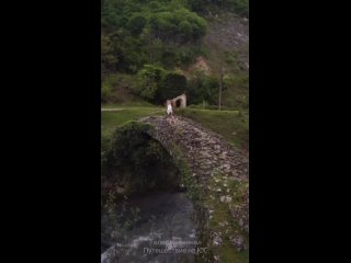 Это не Швейцария и не фотошоп. Это настоящий мост царицы Тамары в Абхазии 🤗  Это место- настоящий портал в... (видео)