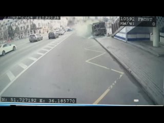 В Курске автобус протаранил авто и другой автобус