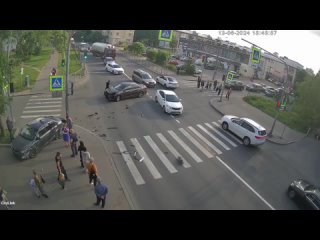 В Красном Селе водитель Хендэ, при повороте налево с проспекта Ленина на  улицу Массальского не не увидел из-за Форда ... (видео)
