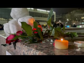 В Симферополе на площади Ленина после чудовищного теракта в Подмосковье организован стихийный мемориал в память о жертвах престу