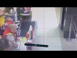 Мощный хук в голову кассирше супермаркета нанес житель Ленобласти — ему показалось, что женщина над ним надсмехается

57-летней
