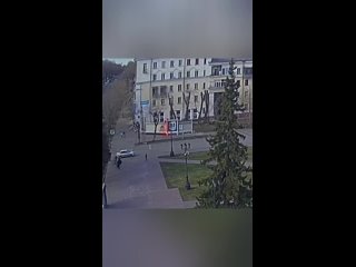 Странный мужчина неожиданно напал на девушкуВ Челябинске пересечении улиц Богдана Хмельницкого и Сталеваров мужчина с бантом