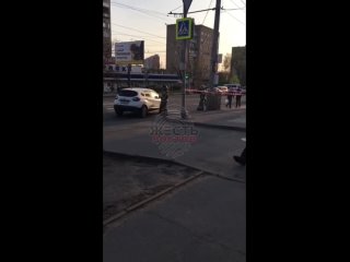 В Ростове на проспекте Коммунистическом, 42 сегодня вечером установили оцепление из сотрудников МЧС и пожарныхСМИ сообщают, ч