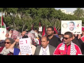 Сотни протестующих собираются возле американского консульства в Касабланке, Марокко, чтобы выразить свою солидарность с палестин