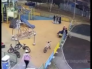 В Подольске уроженка Азербайджана избила до реанимацию двух маленьких девочек прямо на детской площадке.