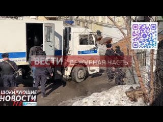 В Басманный суд Москвы несколько минут назад - под усиленным конвоем - доставили подследственного, руки и ноги которого скован