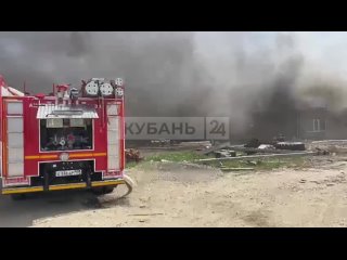 Огонь охватил 1 000 м2 склада с пиломатериалами в Апшеронске